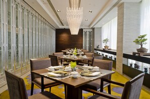 4 restaurants, breakfast, lunch, dinner served; international cuisine 