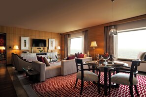 Grande Luxury, Suite – grand, 1 kingsize-seng, sjøutsikt | Oppholdsområde | LCD-TV, TV-spill og filmkjøp