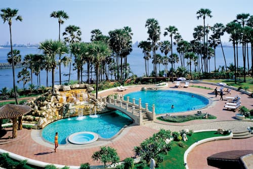 2 outdoor pools, sun loungers