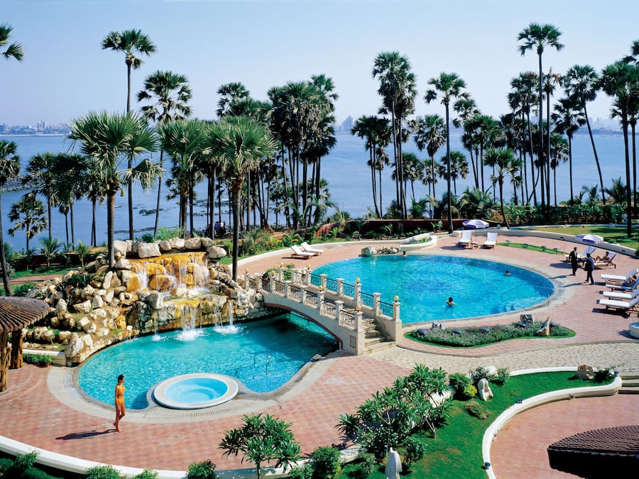 2 buitenzwembaden en ligstoelen