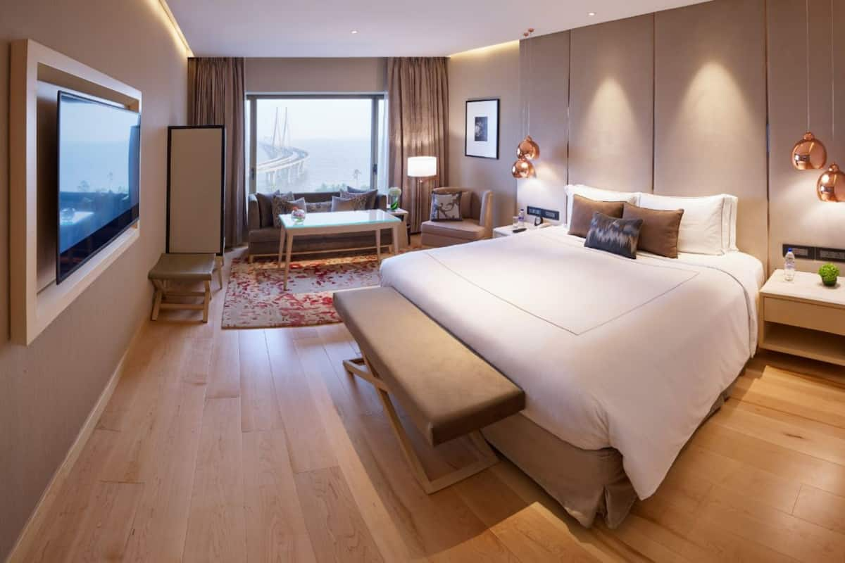 Luxury Room, 1 King Bed | Premium bedding, minibar, in-room safe, desk