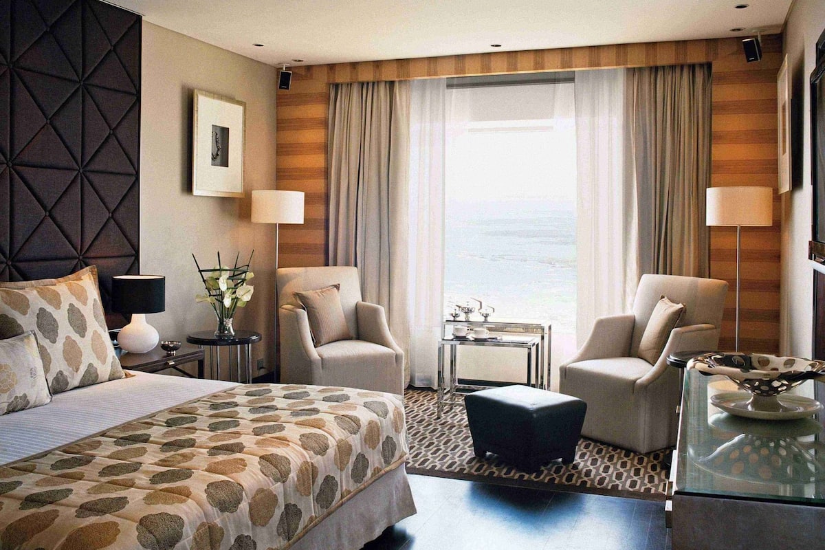 أغطية فراش متميزة وميني بار وخزنة داخل الغرفة ومكتب