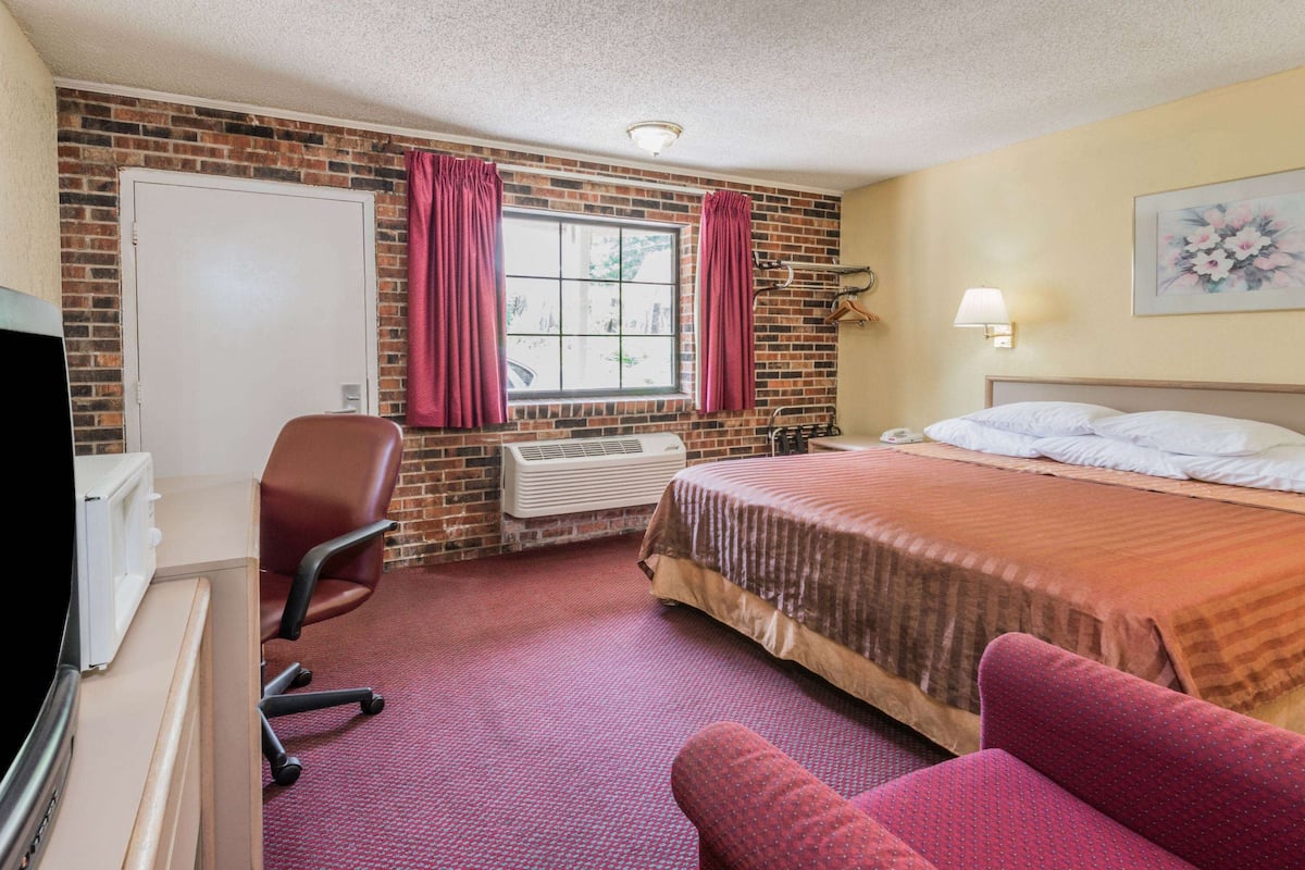 Desk, free WiFi, bed sheets
