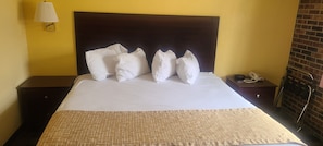 Chambre Standard, 1 très grand lit, fumeurs | Bureau, Wi-Fi gratuit, draps fournis