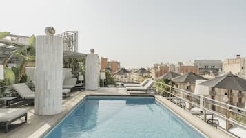 Außenpool (je nach Saison geöffnet), Liegestühle