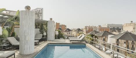 Piscine extérieure (ouverte en saison), chaises longues