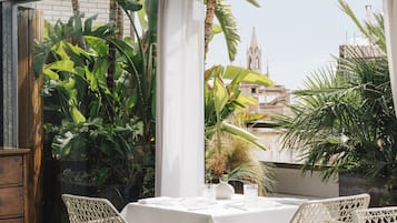 2 restaurants, servant le dîner et le souper; cuisine asiatique