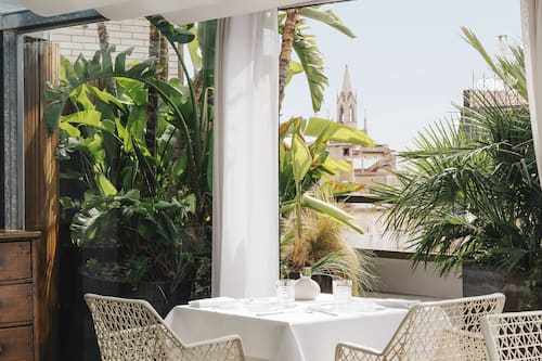 2 restaurants; lunch and dinner served