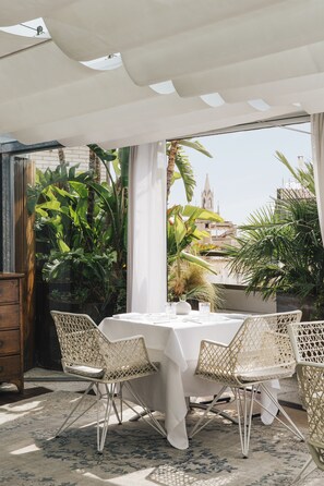 2 restaurants, lunch, dinner served; Asian cuisine  - Claris Hotel & Spa 5*GL, a Small Luxury Hotels of the World (Barcelona)