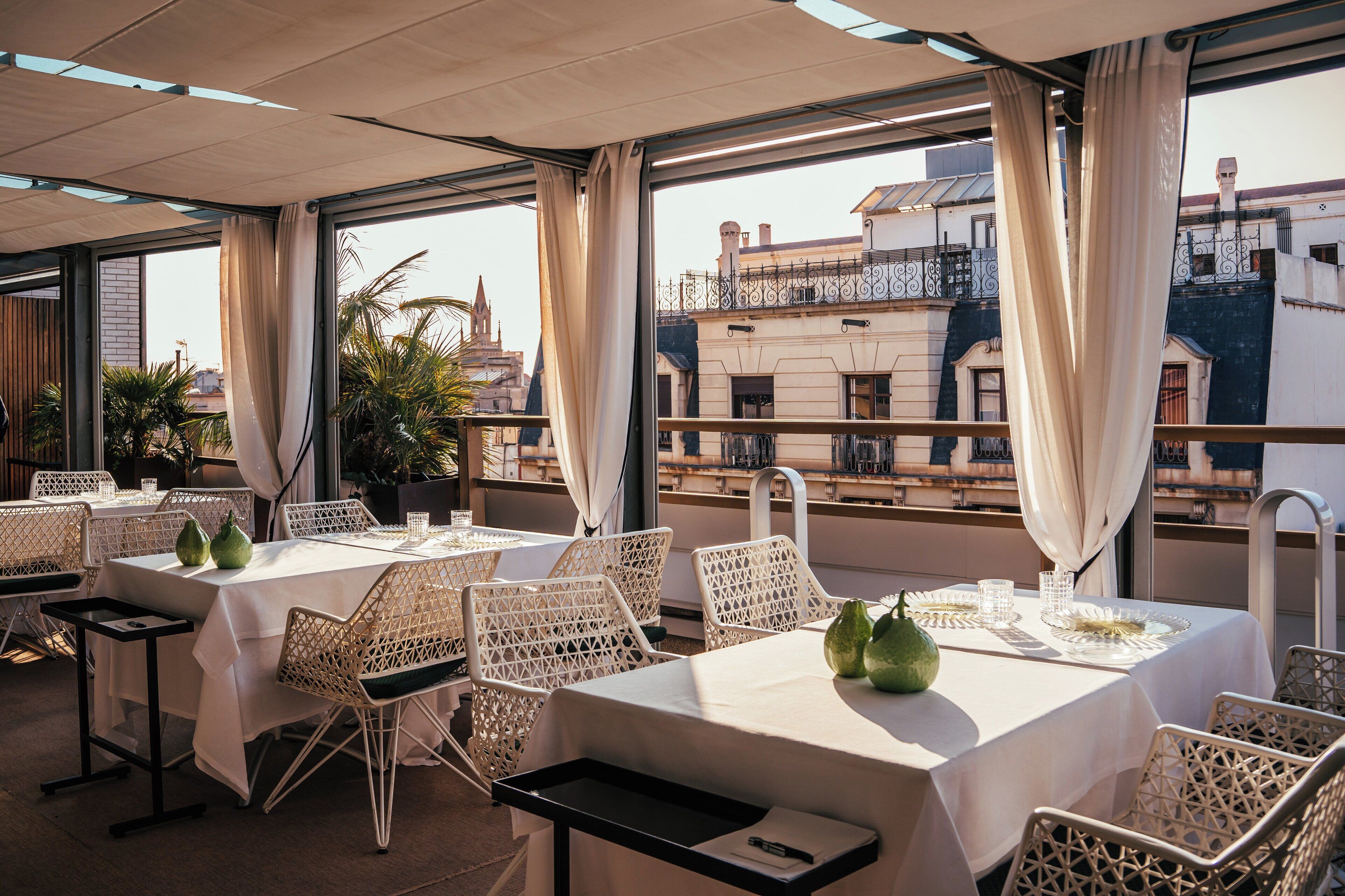 2 restaurants, lunch, dinner served; asian cuisine