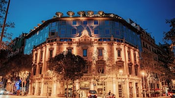 Vista frontal de la propiedad por la tarde o noche