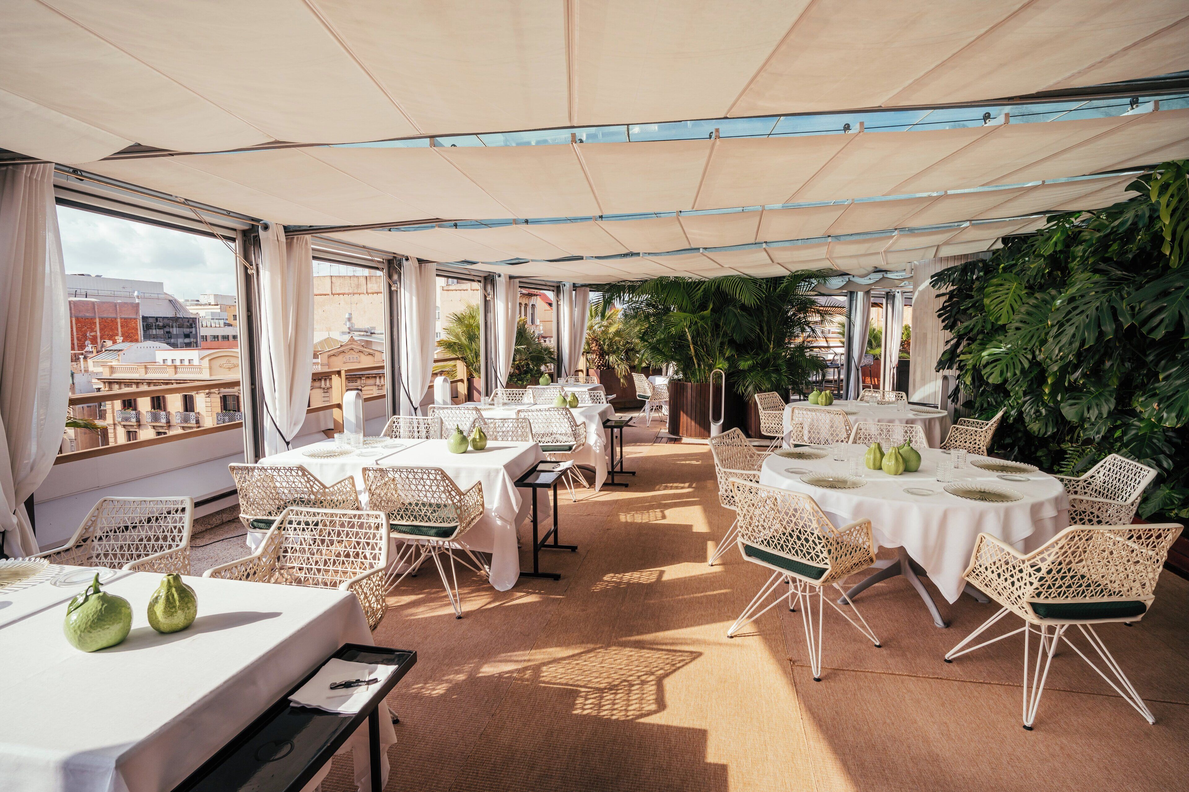 2 restaurants, lunch, dinner served; asian cuisine