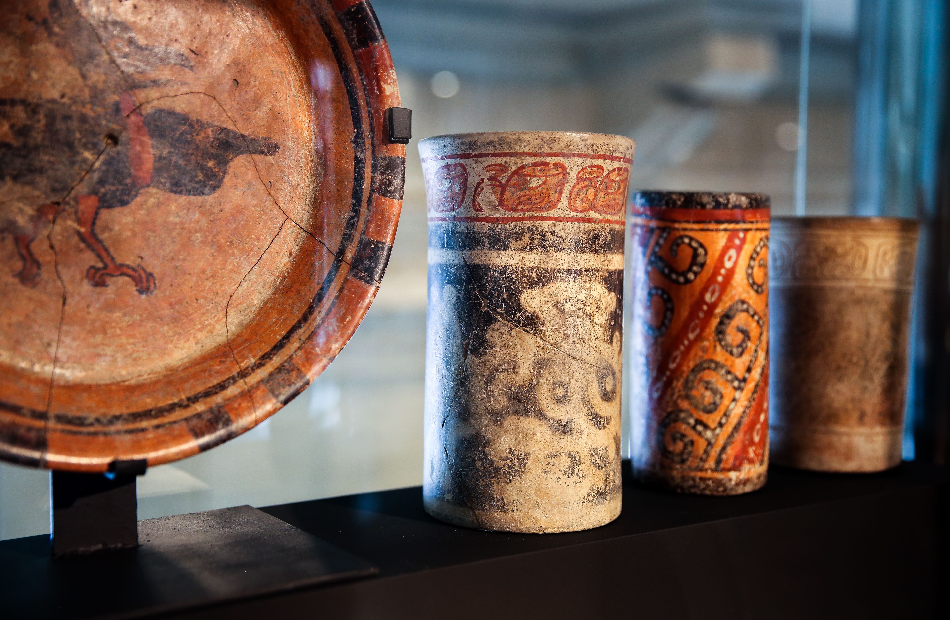Una exhibición de cerámica antigua con diseños y grabados intrincados.