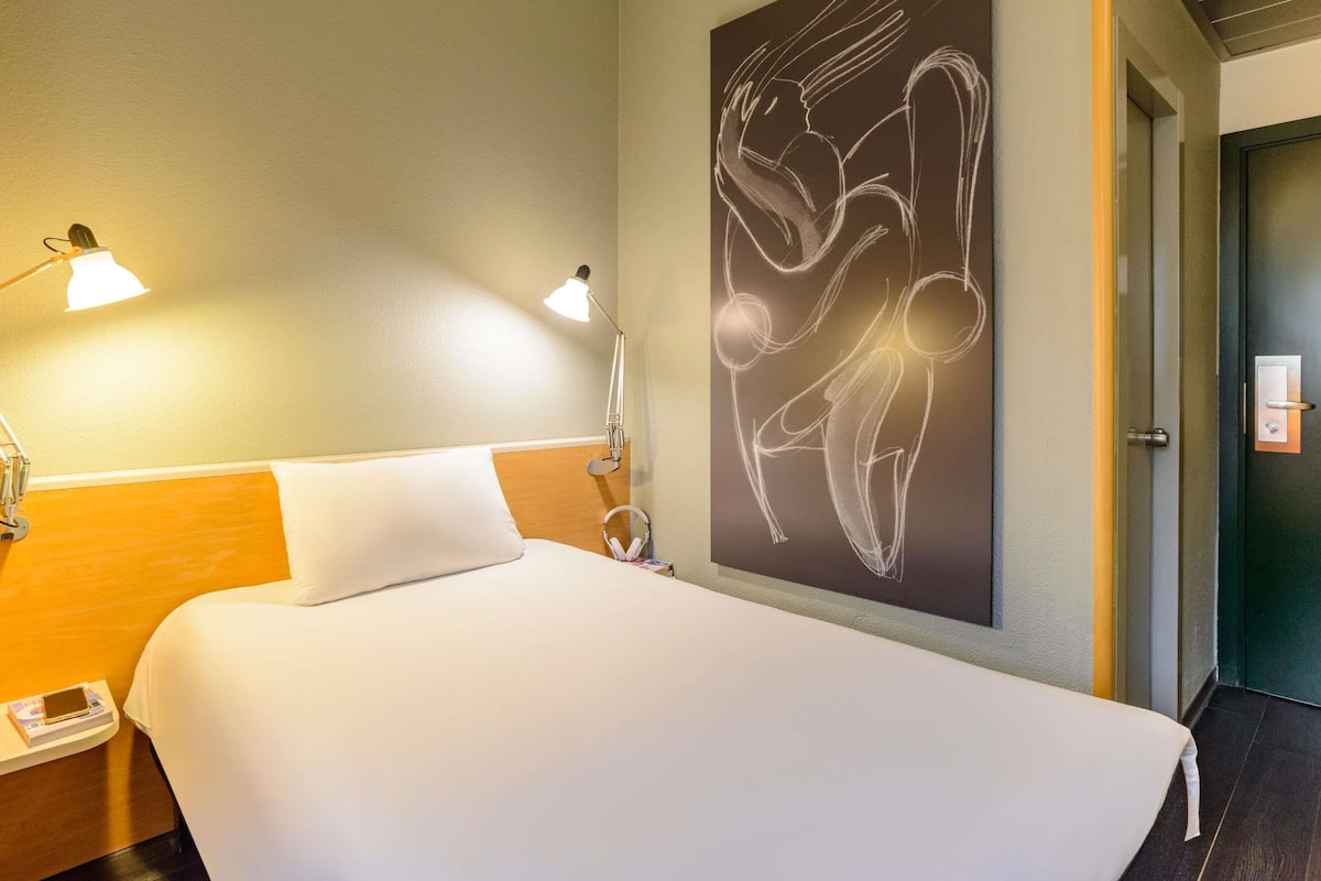Standard Room, 1 Twin Bed | In-room safe, individually furnished, desk, laptop workspace
