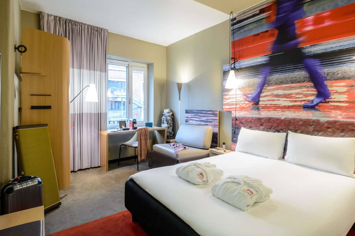Chambre Premium, plusieurs lits (1 double bed and 1 single bed) | Coffres-forts dans les chambres, ameublement personnalisé, bureau