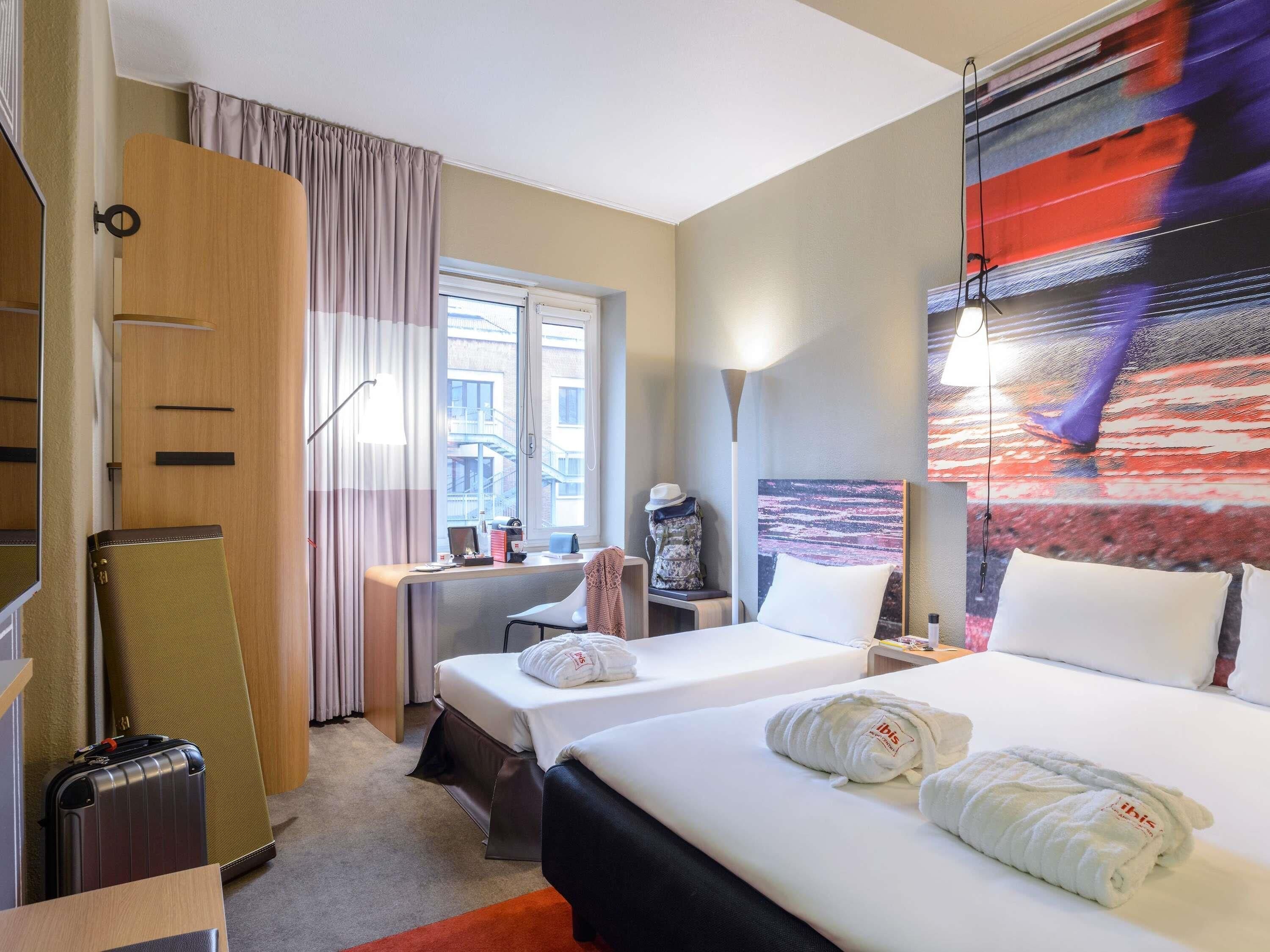 Premium-Dreibettzimmer | Zimmersafe, Schreibtisch, laptopgeeigneter Arbeitsplatz