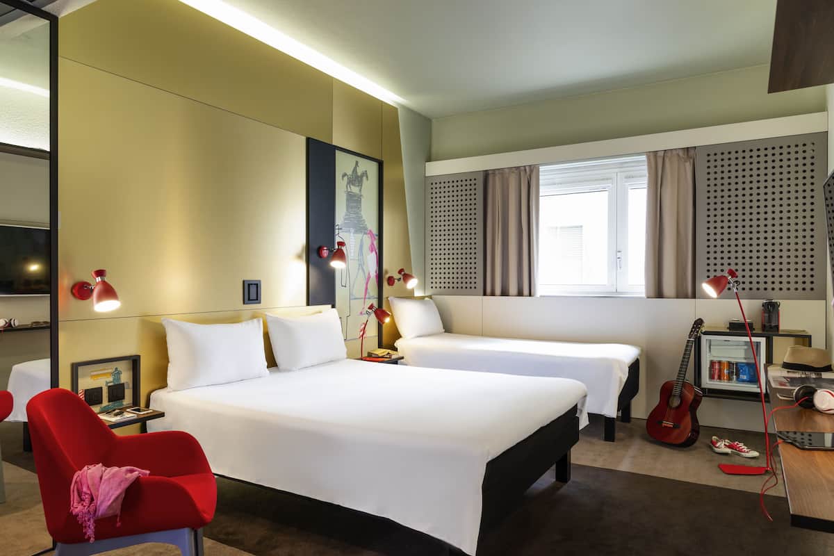 Premium-rum - flera sängar (1 double bed and 1 single bed) | Värdeförvaringsskåp på rummet, unika möbler och skrivbord