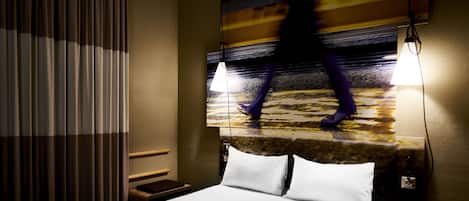 Kamer, 1 tweepersoonsbed | Een kluis op de kamer, individueel gemeubileerd, een bureau