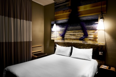 Caja de seguridad en la habitación, muebles diferentes y escritorio