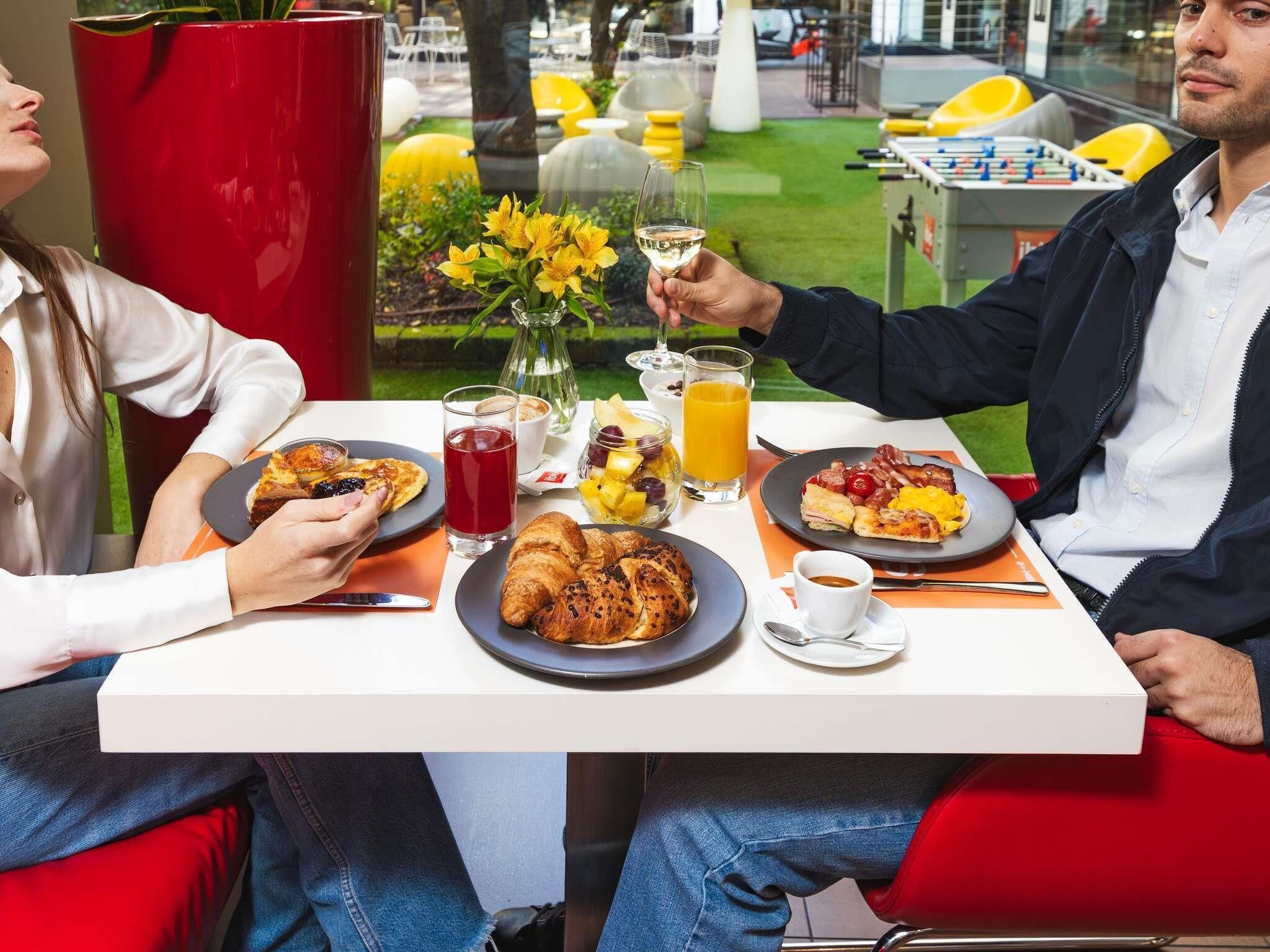Desayuno buffet todos los días (con cargo)