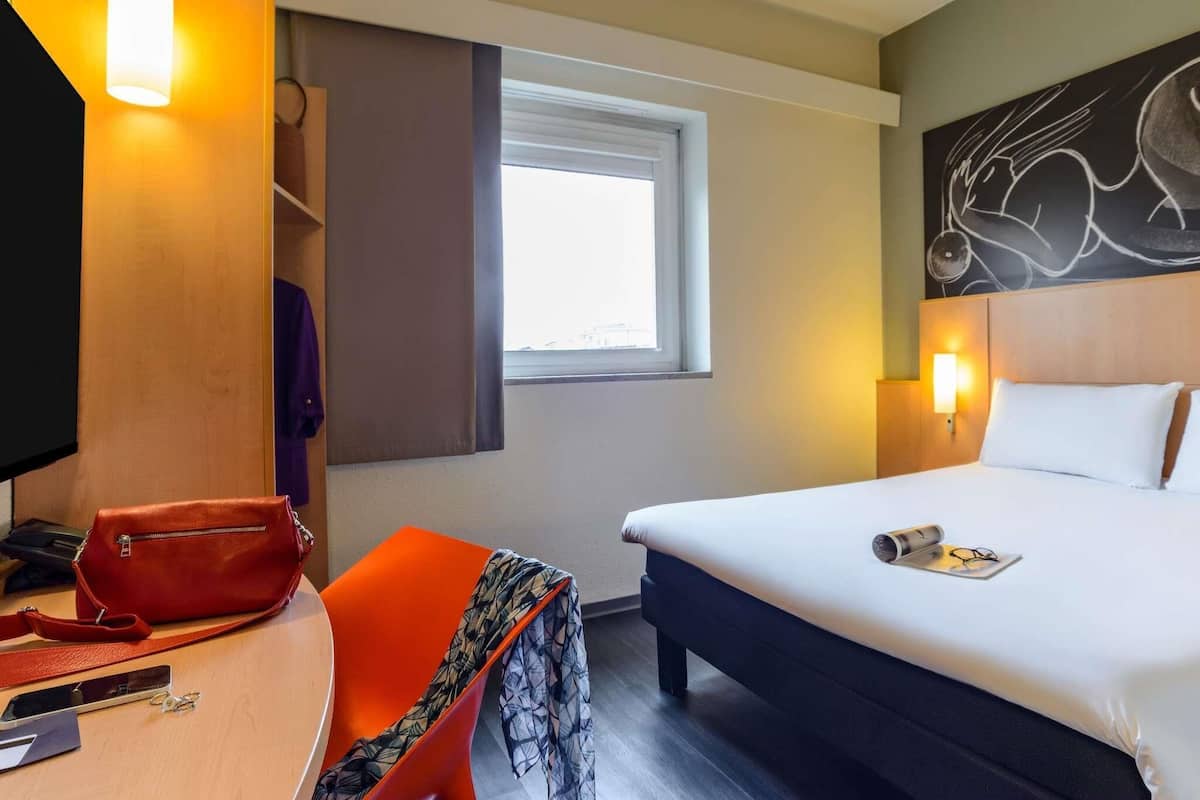 Standard Double Room | In-room safe, desk, laptop workspace, blackout curtains