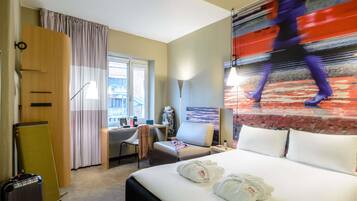 Camera Premium, letti multipli (1 double bed and 1 single bed) | Una cassaforte in camera, con arredamento individuale, una scrivania