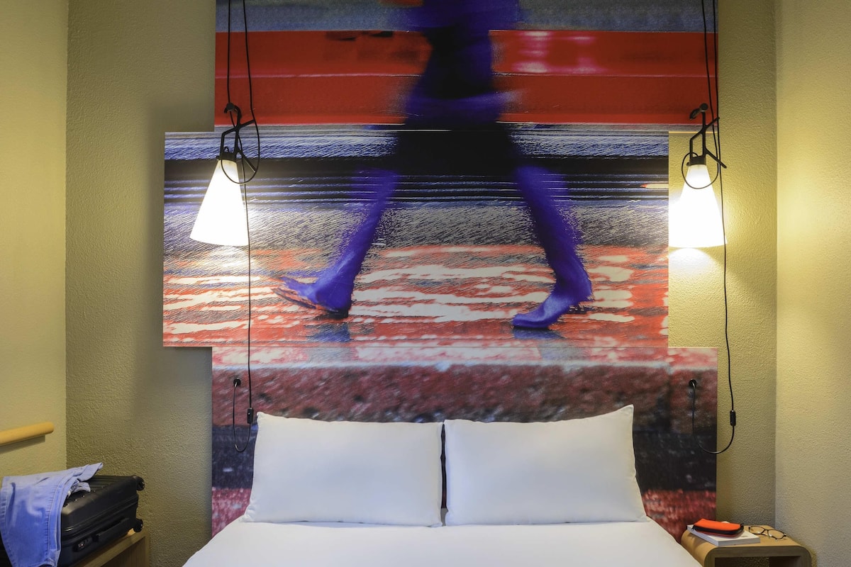 Design Double Room | In-room safe, individually furnished, desk, laptop workspace