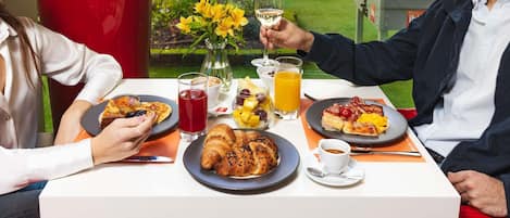 Daily buffet breakfast for a fee