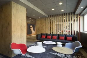Coin salon dans le hall