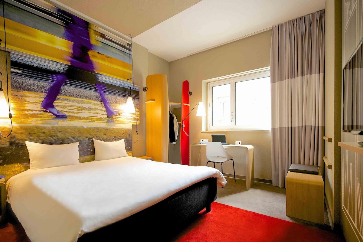 Design Double Room | In-room safe, desk, laptop workspace, blackout drapes