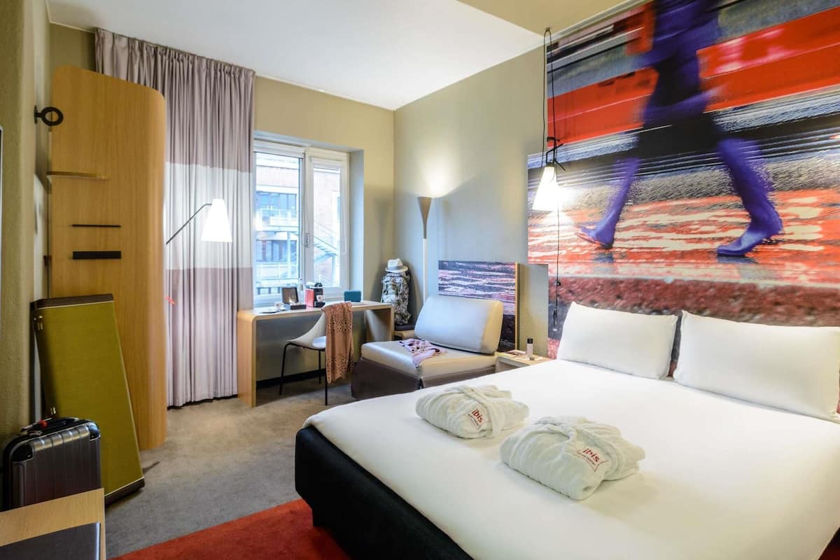 Premium Triple Room | In-room safe, desk, laptop workspace, blackout curtains