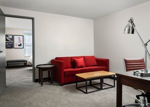 Suite, 1 habitación | Zona de estar | Televisión de pantalla plana de 43 pulgadas con canales por cable