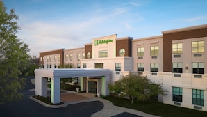 Un hôtel Holiday Inn Express doté d’une façade moderne, d’une entrée abritée et d’une allée aménagée.