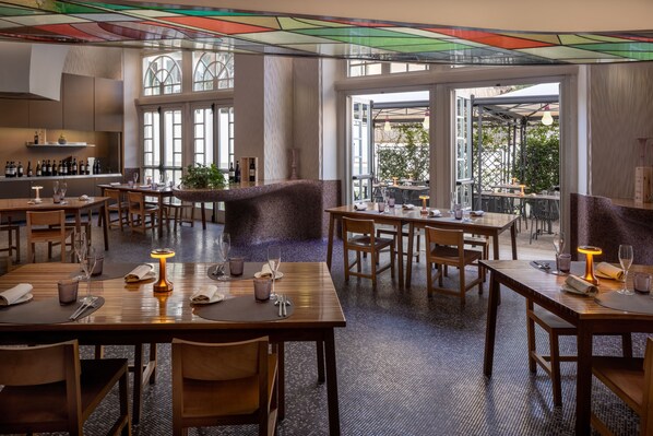 Desayuno continental (EUR 14 por persona)