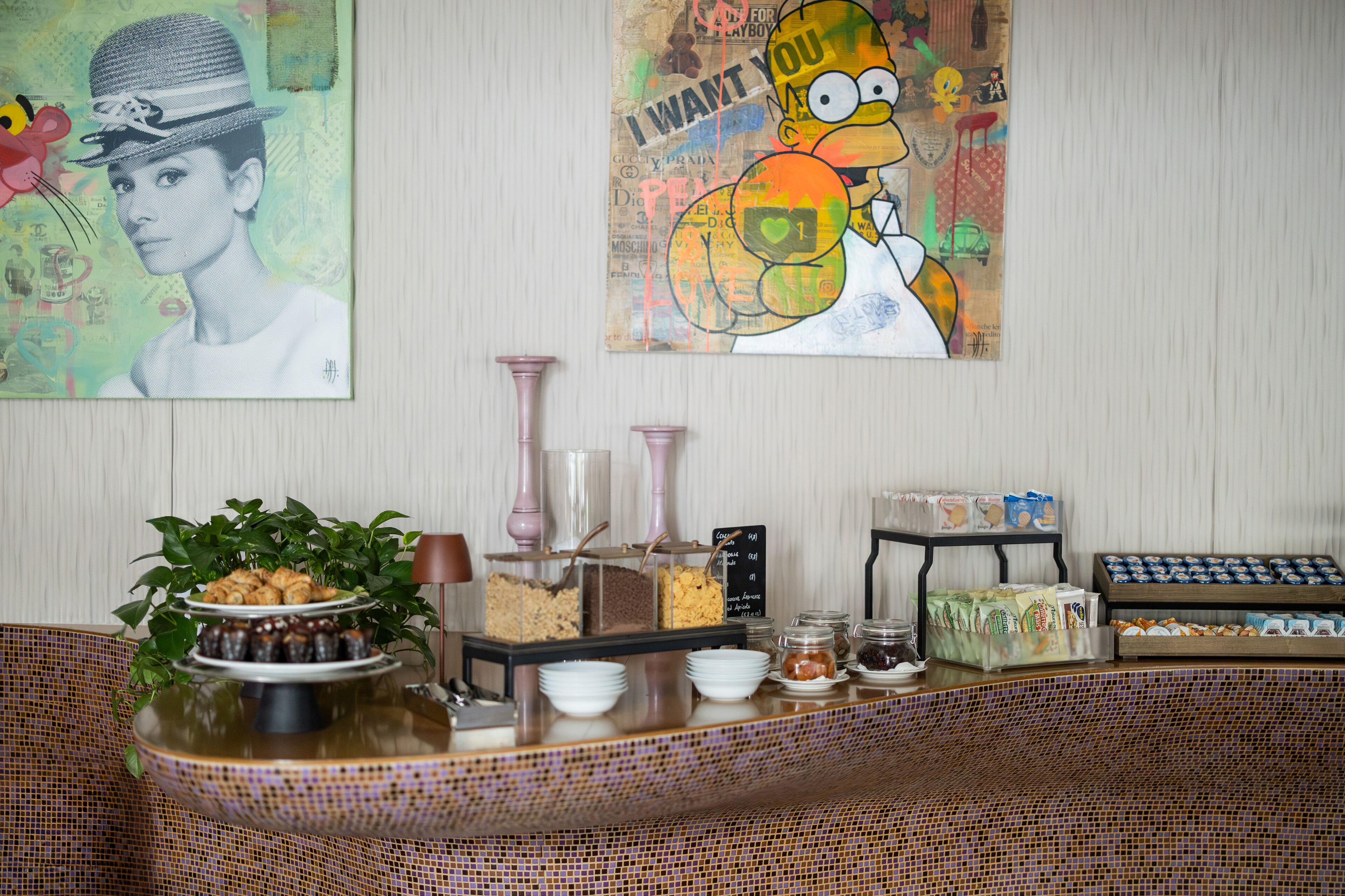 Una barra de desayuno con diversas opciones de comida y una estación de café.