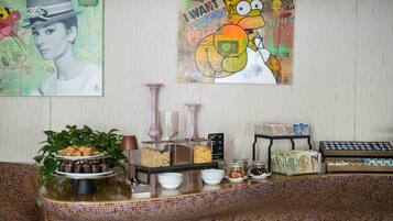 Una barra de desayuno con diversas opciones de comida y una estación de café.