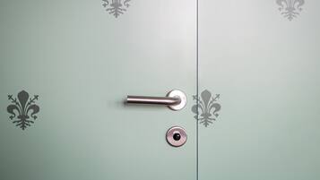 Una porta con maniglia metallica e una serratura.