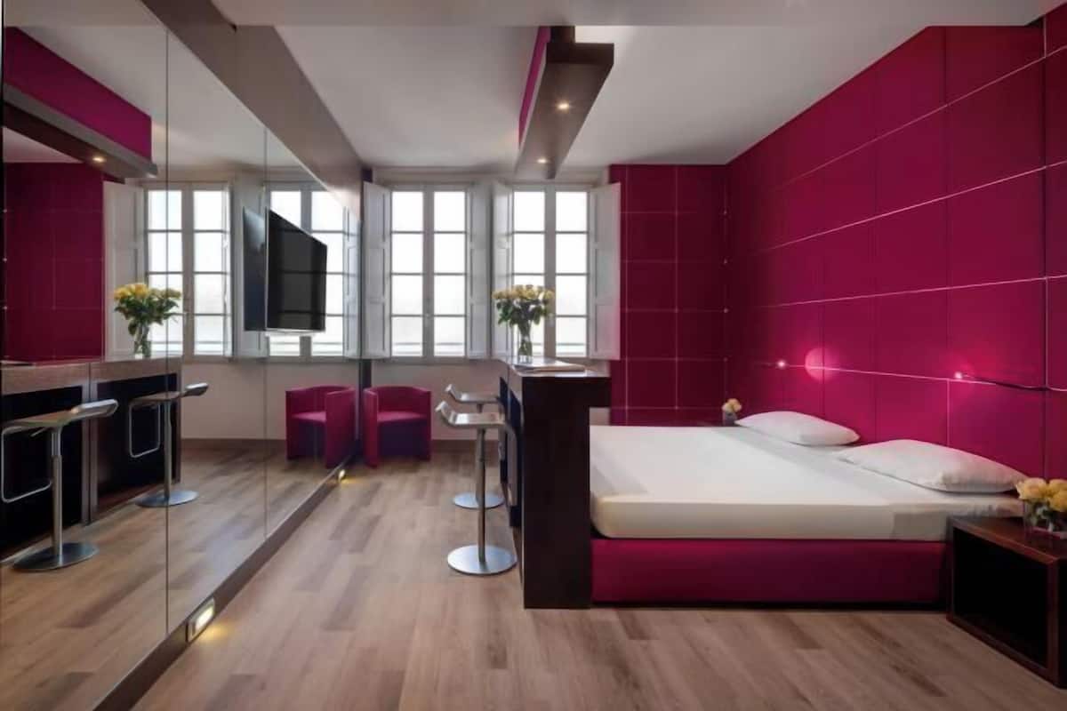 Premium bedding, pillow-top beds, minibar, in-room safe