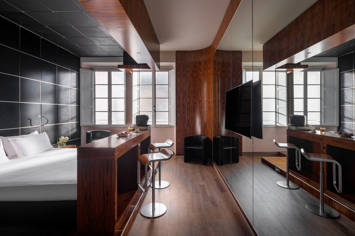 premium bedding, pillow-top beds, minibar, in-room safe