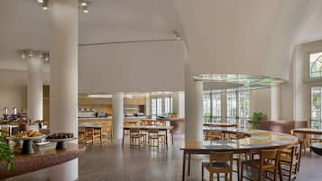 Kontinental morgenmad hver dag (14 EUR pr. person)