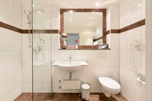 Dusche, kostenlose Toilettenartikel, Haartrockner, Handtücher