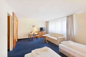 Habitación estándar doble | Ropa de cama hipoalergénica, minibar, caja fuerte y escritorio
