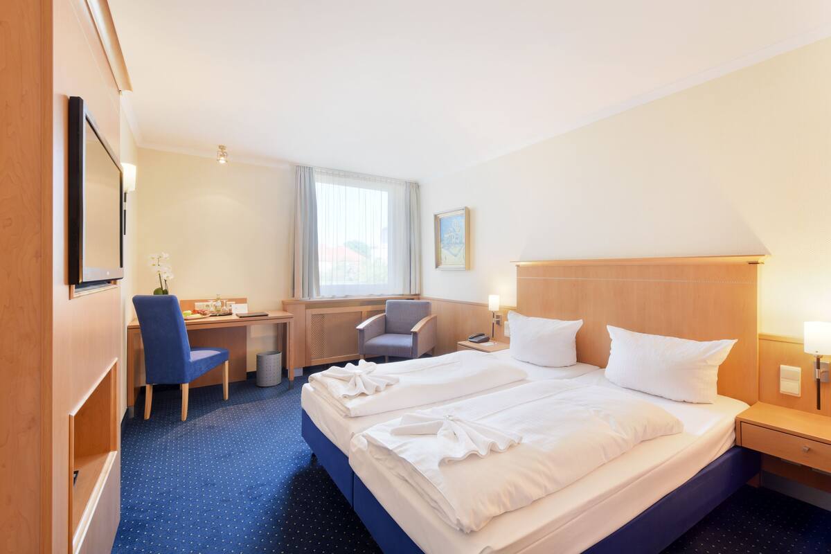Business Double Room | Hypo-allergenic bedding available, minibar, in-room safe, desk