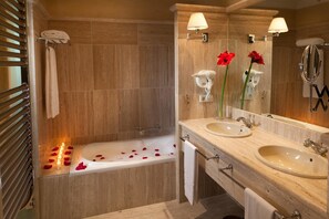 Jetted tub, hair dryer, bidet - Hacienda La Boticaria Sevilla (Alcala de Guadaira)