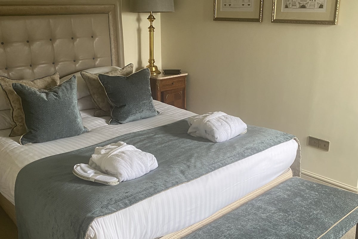 Classic Room (Manor) | In-room safe, free WiFi, bed sheets