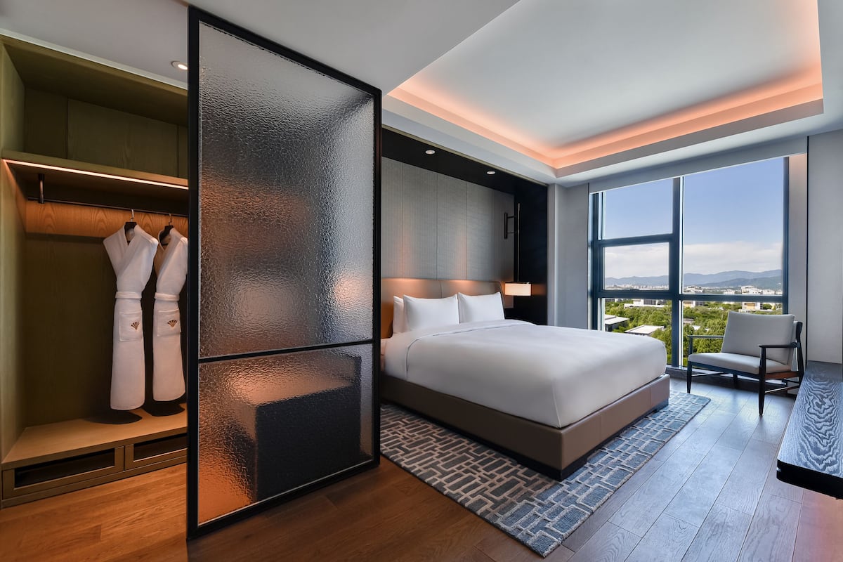 Hochwertige Bettwaren, Minibar, Zimmersafe, Schreibtisch