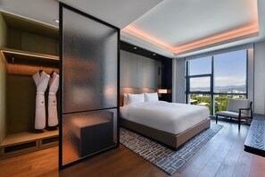 Premium bedding, minibar, in-room safe, desk - Empark Grand Hotel Zhongguancun (Beijing)