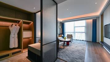 高档床上用品、迷你吧、客房内保险箱、办公桌