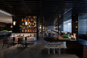 Daily buffet breakfast (CNY 118 per person)