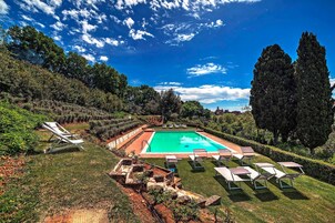 Una piscina al aire libre de temporada, sillones reclinables de piscina